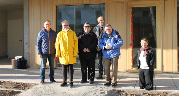 Landes-Behindertenbeauftragte Simone Fischer mit Friedemann Manz, Geschäftsführender Vorstand der LebensWerkstatt; Alois Fleck, Michael Storch und Martina Roßbach (Bewohnerbeiräte) und Hausleiter Ronny Linde vor dem Wohnhaus der LebensWerkstatt in Bad Friedrichshall.