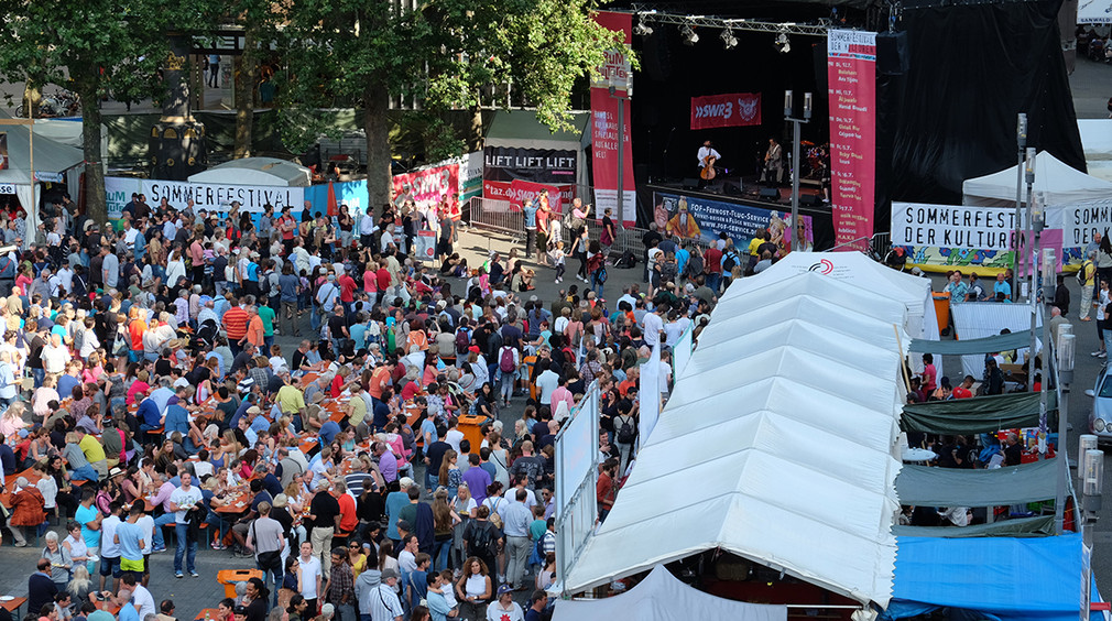 Blick von oben auf Menschenmenge beim Sommerfestival der Kulturen Stuttgart 