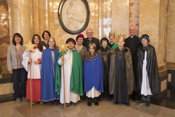 Tradition Kretschmann empfängt Sternsingergruppen Ministerpräsident Winfried Kretschmann und seine Frau Gerlinde (M.) mit den Sternsingern von der Kirchengemeinde Klaus von Flüe (Frickenhausen)