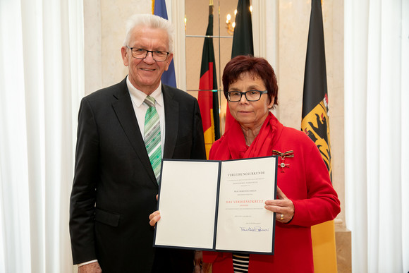 Auszeichnung Kretschmann würdigt besonderes ehrenamtliches Engagement Ministerpräsident Winfried Kretschmann (l.) und Marianne Gmelin (r.) (Bild: Staatsministerium Baden-Württemberg)