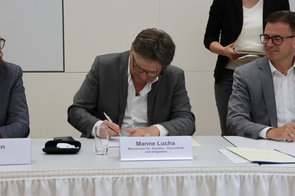 Minister Manne Lucha unterzeichnet die Kooperationsvereinbarung.