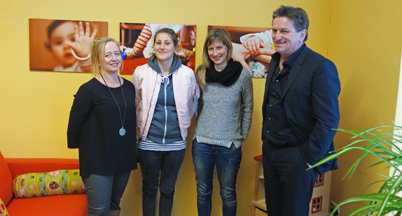 Gruppenfoto von Minister Manne Lucha, Sylvia Haller und zwei weiteren Mitarbeiterinnen vom Verein „Frauen helfen Frauen e. V.“