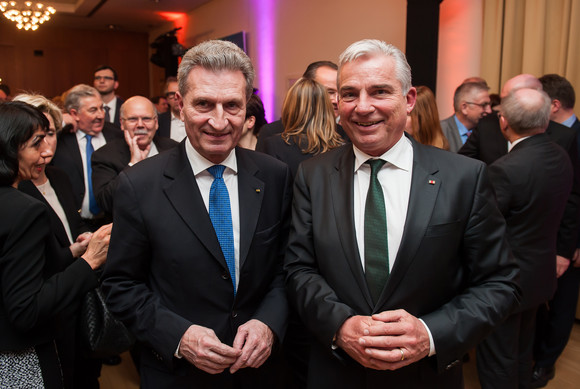 Europa Neujahrsempfang in der Landesvertretung in Brüssel Günther Oettinger (l.), EU-Kommissar für Haushalt und Personal, und Thomas Strobl (r.), Minister für Inneres, Digitalisierung und Migration