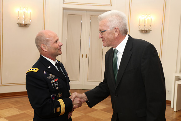 Gespräch Kretschmann empfängt US-General Cavoli Ministerpräsident Winfried Kretschmann (r.) begrüßt Generalleutnant Christopher G. Cavoli (l.) in der Villa Reitzenstein in Stuttgart