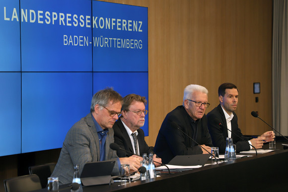 Pressekonferenz Für eine digitalisierte und nachhaltige Mobilität der Zukunft v.l.n.r.: Regierungssprecher Rudi Hoogvliet, Ministerialdirektor Prof. Uwe Lahl, Ministerpräsident Winfried Kretschmann und Michael Schwarz (Landespressekonferenz Baden-Württemberg e.V.) (Bild: Staatsministerium Baden-Württemberg)