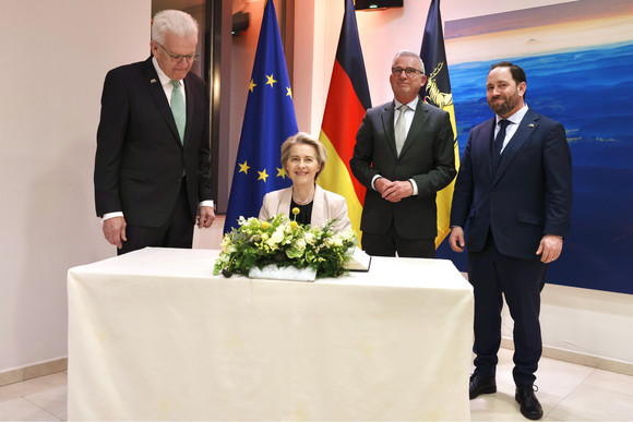 Europa Neujahrsempfang in der Landesvertretung in Brüssel Dr. Ursula von der Leyen (Zweite von links), Präsidentin der Europäischen Kommission, beim Eintrag ins Gästebuch. Neben ihr stehen Ministerpräsident Winfried Kretschmann (links), Innenminister Thomas Strobl (Zweiter von rechts) und Europa-Staatssekretär Florian Hassler (rechts).