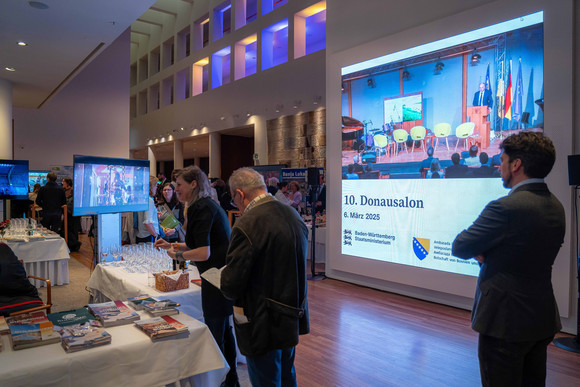 Europa 10. Donausalon zur Zukunft des Donauraums Präsentation diverser Donauländer und Organisationen