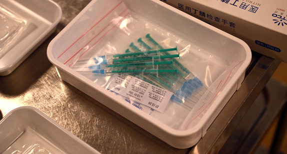 Steril verpackte Einmal-Spritzen mit dem Impfstoff