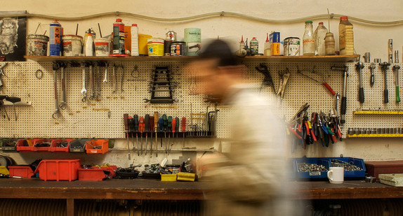 Handwerker in Werkstatt