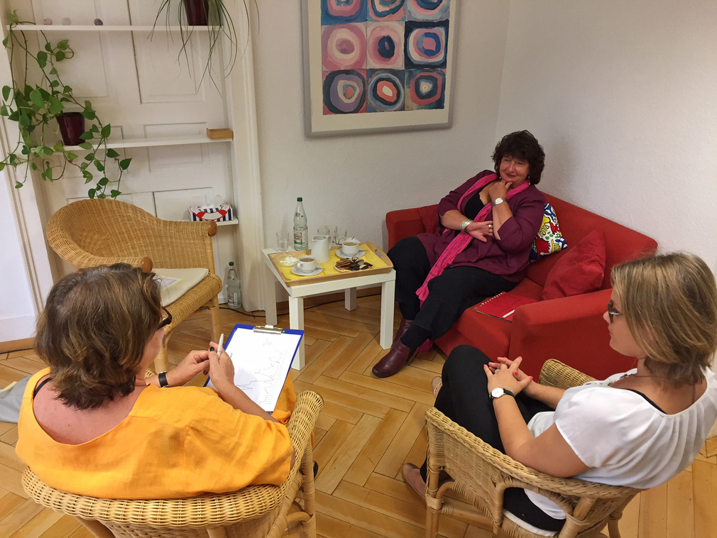 Staatssekretärin Bärbl Mielich im Gespräch mit Tamara Orban und Adelheid Herrmann vom Verein „Frauen für Frauen“ in Ludwigsburg