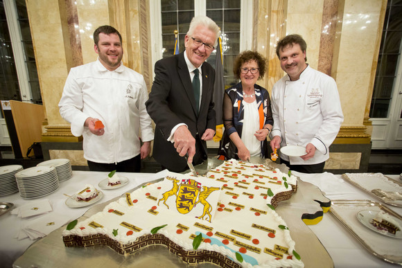 Empfang Kretschmann empfängt Vertreter aus Adelsfamilien Ministerpräsident Winfried Kretschmann (2.v.l.) und seine Frau Gerlinde Kretschmann (2.v.r.) beim Anschnitt einer Baden-Württemberg-Torte