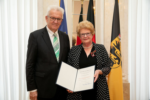 Auszeichnung Kretschmann würdigt besonderes ehrenamtliches Engagement Ministerpräsident Winfried Kretschmann (l.) und Gisela Lasartzyk (r.) (Bild: Staatsministerium Baden-Württemberg)