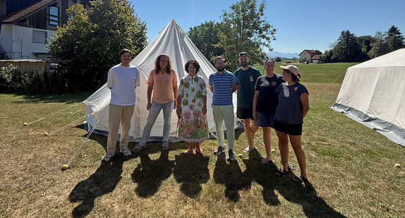 Gruppenfoto vor einem Zelt auf dem Naturzeltplatz Argenbühl: Staatssekretärin Petra Krebs mit sechs ehrenamtlichen Betreuerinnen und Betreuern.