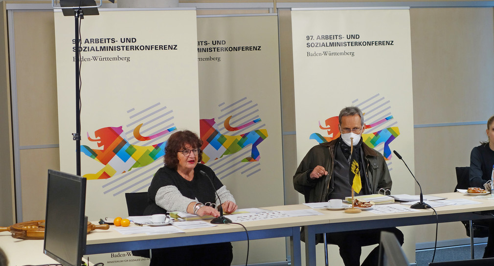 Staatssekretärin Bärbl Mielich und Ministerialdirektor Prof. Dr. Wolf-Dietrich Hammann sitzen nebeneinander an einem Konferenztisch