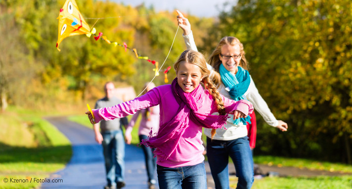 Familie beim Herbstspaziergang