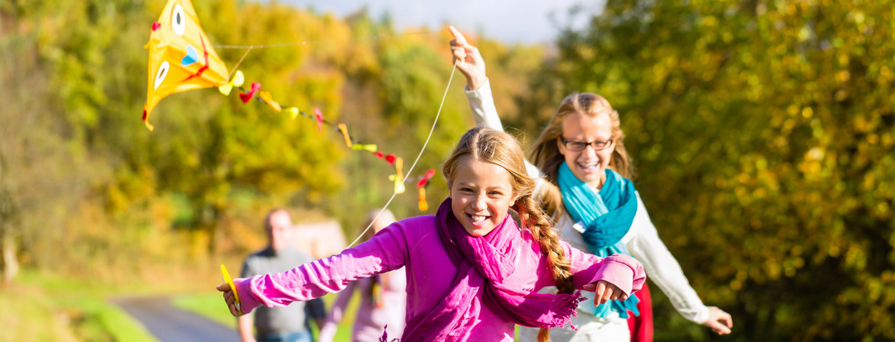 Familie beim Herbstspaziergang