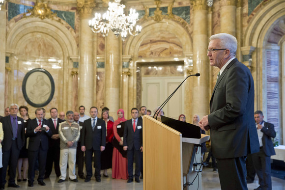 Fastenbrechen Kretschmann lädt zum Iftar-Empfang ein Ministerpräsident Winfried Kretschmann (r.) bei seiner Ansprache beim Iftar-Empfang