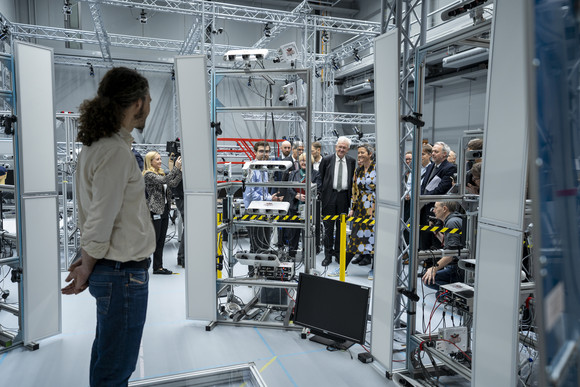 Künstliche Intelligenz Kretschmann trifft Margrethe Vestager Ministerpräsident Winfried Kretschmann und die Exekutiv-Vizepräsidentin der EU-Kommission, Margrethe Vestager, im Cyber Valley in Tübingen (Bild: Staatsministerium Baden-Württemberg)