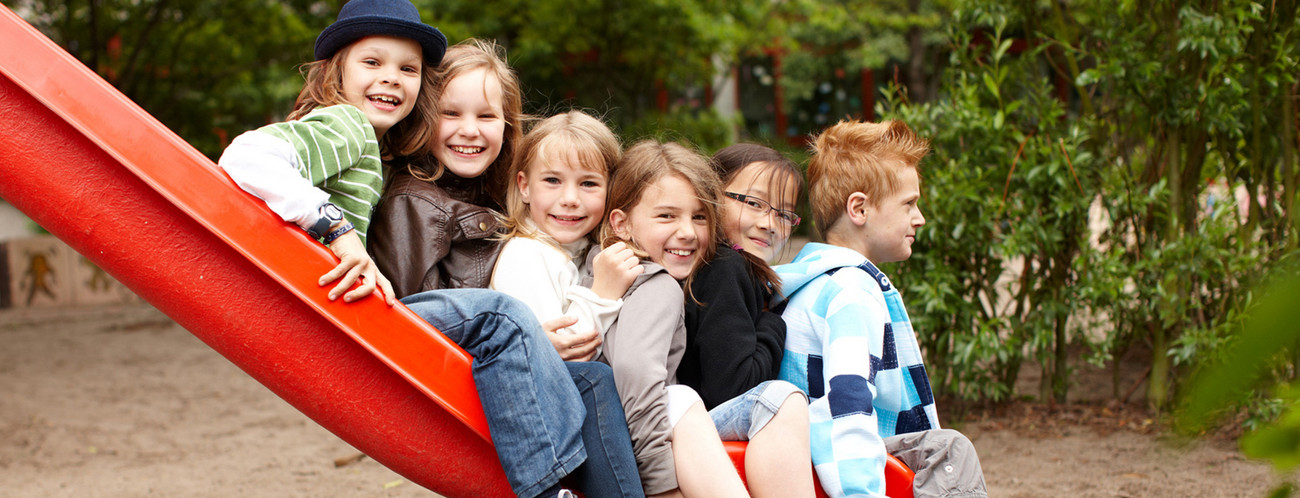 Kinder auf Rutsche