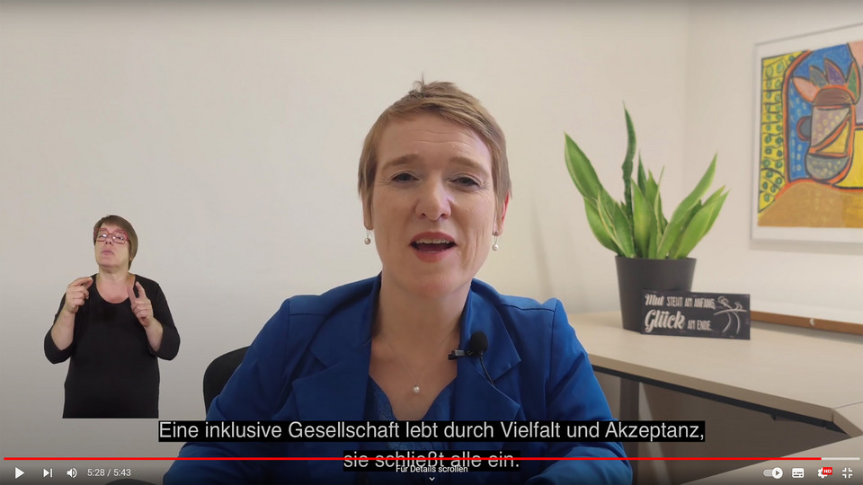 Landes-Behindertenbeauftragte Simone Fischer am Schreibtisch in ihrem Büro.