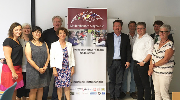 Gruppenbild: Bettina Fehrenbach (Kinderchancen), Edelgard Anderson (Kinderchancen), Agnes Hügle (Kinderchancen), Udo Engelhardt (Singener Tafel), Dorothea Wehinger MdL, Minister Manne Lucha, Reinhard Zedler (Geschäftsführer AWO), Wolfgang Heintschel (Vorsitzender Kinderchancen und Geschäftsführer der Caritas Singen), Thomas Geiger (Jugendamtsleiter LRA Konstanz) und Renate Weißhaar (Vorstand Kinderchancen)