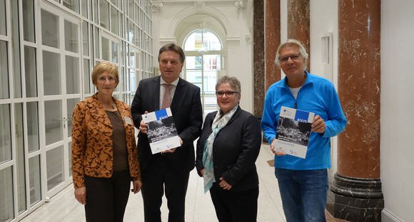 Gruppenbild von Irmgard Fischer-Orthwein (Anlauf- und Beratungsstelle Heimerziehung), Minister Manne Lucha, Kristin Schwarz (Verbandsdirektorin des Kommunalverbands für Jugend und Soziales) und Willy Dorn (Vertreter der Betroffenen)