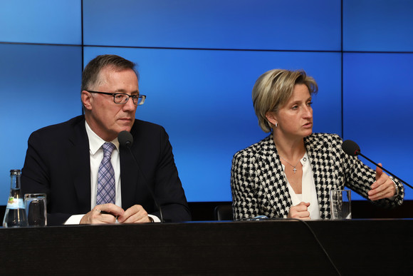 Pressekonferenz Impulse für die Innovationspolitik des Landes Wirtschaftsministerin Dr. Nicole Hoffmeister-Kraut (r.) und der Technologiebeauftragte der Landesregierung, Prof. Dr. Wilhelm Bauer (l.) (Bild: Staatsministerium Baden-Württemberg)