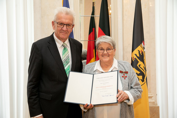Auszeichnung Kretschmann würdigt besonderes ehrenamtliches Engagement Ministerpräsident Winfried Kretschmann (l.) und Anna Martini (r.) (Bild: Staatsministerium Baden-Württemberg)