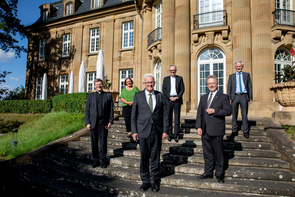 Kirche Kretschmann empfängt Bischöfe v.l.n.r.: Erzbischof Stephan Burger (Erzdiözese Freiburg), Staatsministerin Theresa Schopper, Ministerpräsident Winfried Kretschmann, Landesbischof Dr. Frank Otfried July (Evangelische. Landeskirche Württemberg), Generalvikar Dr. Clemens Stroppel (Diözese Rottenburg-Stuttgart) und Landesbischof Prof. Dr. Jochen Cornelius-Bundschuh (Evangelische Landeskirche Baden) (Bild: Staatsministerium Baden-Württemberg)