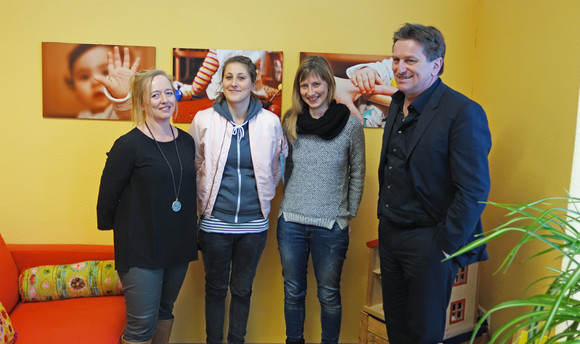 Gruppenfoto von Minister Manne Lucha, Sylvia Haller und zwei weiteren Mitarbeiterinnen vom Verein „Frauen helfen Frauen e. V.“