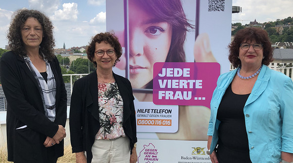 Gruppenbild auf Terrasse des Sozialministeriums Baden-Württemberg: Petra Söchting (Hilfetelefons „Gewalt gegen Frauen“),  Dorothea Wehinger MdL und Staatssekretärin Bärbl Mielich