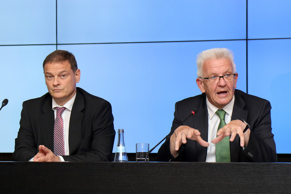 Pressekonferenz Strategiedialog Automobilwirtschaft Ministerpräsident Winfried Kretschmann (r.) und Franz Loogen (l.), Geschäftsführer der e-mobil BW GmbH