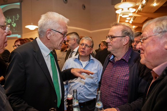 ZWISCHENBILANZ Nüchtern betrachtet erfolgreich – Kretschmann und Strobl in Ehingen Ministerpräsident Winfried Kretschmann im Gespräch mit Bürgern (Bild: Staatsministerium Baden-Württemberg)