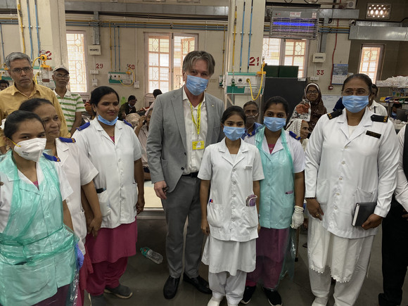 Gruppenfoto von Minister Manne Lucha und Mitarbeitenden des King Edward Memorial Hospital in Mumbai.