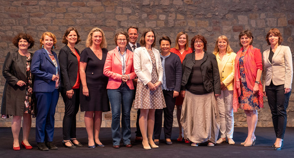 Gruppenfoto der Gleichstellungs- und Frauenministerinnen und -minister, -senatorinnen und -senatoren der Länder bei der GFMK 2019 in Rheinland-Pfalz
