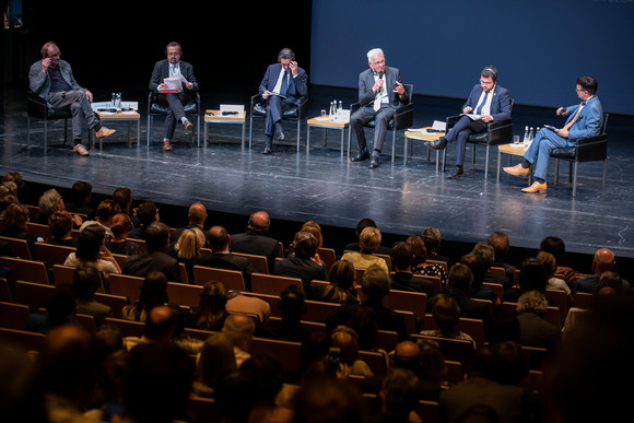 Europa 30 Jahre „Vier Motoren für Europa“ v.l.n.r.: Robert Menasse, Yannick Neuder (Vizepräsident von Auvergne-Rhône-Alpes), Attilio Fontana (Präsident der Lombardei), Ministerpräsident Winfried Kretschamann, Pere Aragonès (Vize-Präsident Kataloniens)