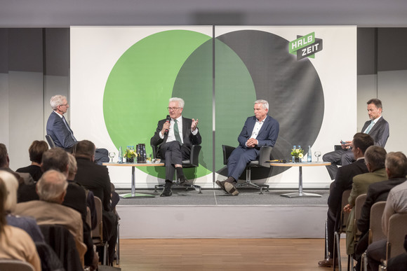 ZWISCHENBILANZ Nüchtern betrachtet erfolgreich – Kretschmann und Strobl in Stuttgart v.l.n.r.: Joachim Dorfs, Chefredakteur der Stuttgarter Zeitung, Ministerpräsident Winfried Kretschmann, Innenminister Thomas Strobl und Christoph Reisinger, Chefredakteur der Stuttgarter Nachrichten. (Bild: Staatsministerium Baden-Württemberg)