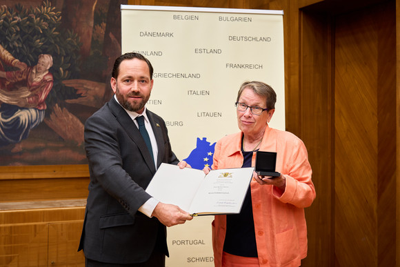 Auszeichnung Staufermedaille an um Europa verdiente Personen Staatssekretär Florian Hassler (l.) und Monika Marianne Ortolf (r.)