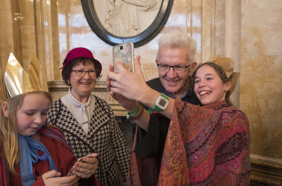 Tradition Kretschmann empfängt Sternsingergruppen Eine Sternsingerin macht ein Selfie mit Ministerpräsident Winfried Kretschmann (2.v.r.).
