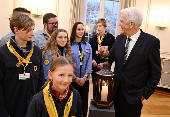Aktion Kretschmann nimmt Friedenslicht entgegen Jugendliche Pfadfinderinnen und Pfadfinder übergeben Ministerpräsident Winfried Kretschmann (rechts) das Friedenslicht aus Bethlehem.