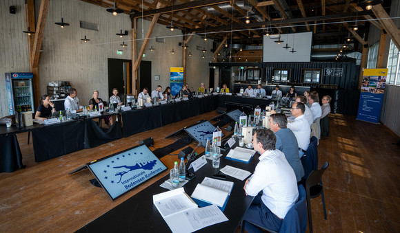 Europa IBK-Strategiegespräch in Kressbronn Blick in den Konferenzraum: Strategiegespräch der Internationalen Bodensee-Konferenz (IBK) in Kressbronn