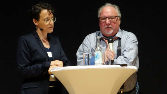 Grußwort/Podium CSD-Empfang der Landesregierung Ermuntert von der Moderatorin Adrienne Braun erzählt der Tübinger Helmut Kress (Zeitzeuge und Opfer der Strafvervolgung unter dem § 175 StGB) Beeindruckendes aus seinem Leben.