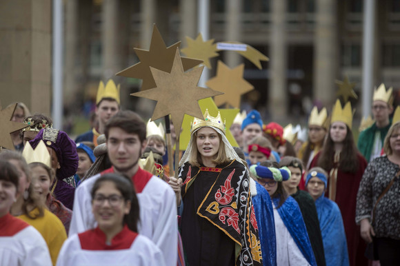 Tradition Kretschmann empfängt Sternsingergruppen Sternsingerinnen und Sternsinger ziehen zum Neuen Schloss in Stuttgart