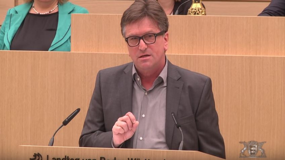 Minister Manne Lucha an Redepult im Landtag