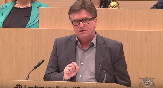 Minister Manne Lucha an Redepult im Landtag