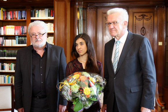 Gespräch Kretschmann empfängt Nadia Murad Ministerpräsident Winfried Kretschmann (r.), Nadia Murad (M.) und Staatsminister Klaus-Peter Murawski (l.)