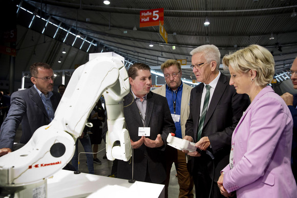 START-UP BW Start-up-Gipfel des Landes Ministerpräsident Winfried Kretschmann (M.) und Ministerin Nicole Hoffmeister-Kraut (r.)