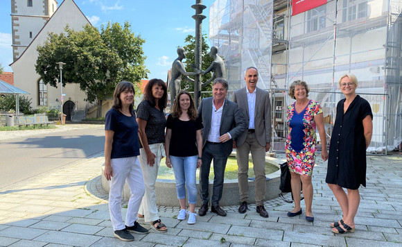 Gruppenfoto im Freien: Minister Manne Lucha und Verantwortliche des Projekts „Teil haben – Teil sein“ (Integration vor Ort) der BruderhausDiakonie in Wolfschlugen.