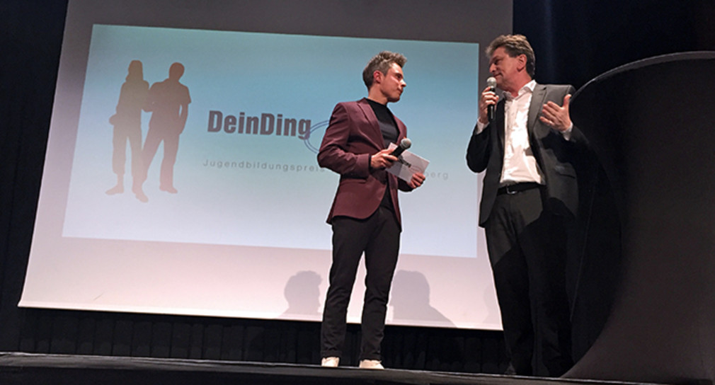 Sozial- und Integrationsminister Manne Lucha spricht auf der Bühne im Rahmen der Preisverleihung zum Jugendbildungspreis "DeinDing" am 14. März 2018 in Stuttgart