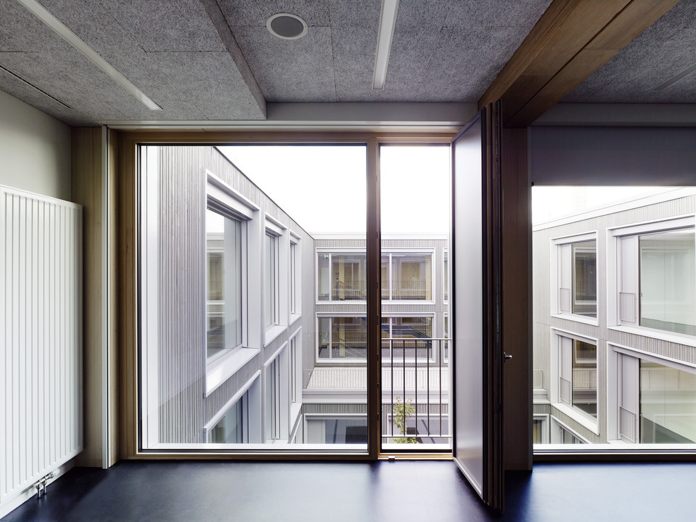 Blick aus einem Besprechungsraum des neuen Hörsaal- und Bürogebäudes / Foto: wolframjanzerarchitekturbilder